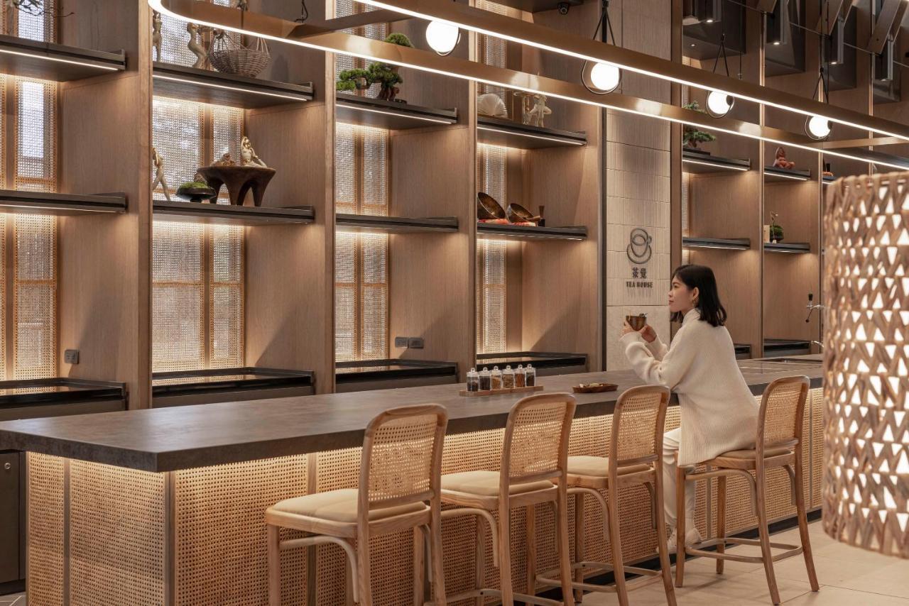 Lakeshore Hotel Hualien Taroko Shunan エクステリア 写真 The interior of a Starbucks Reserve store in Shanghai, China