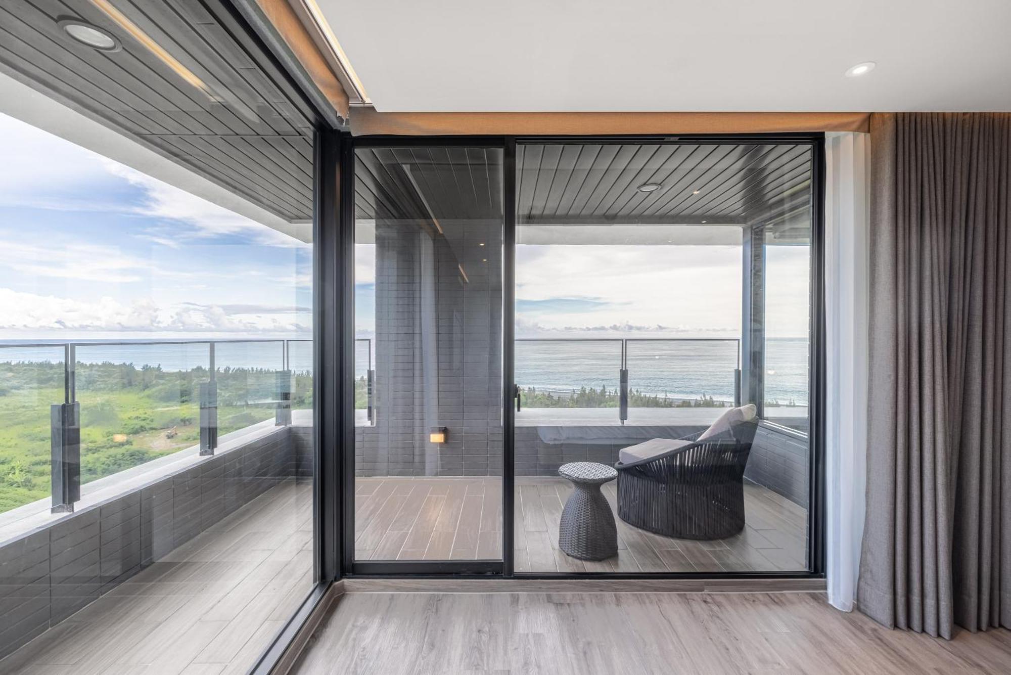 Lakeshore Hotel Hualien Taroko Shunan 部屋 写真 A sliding door