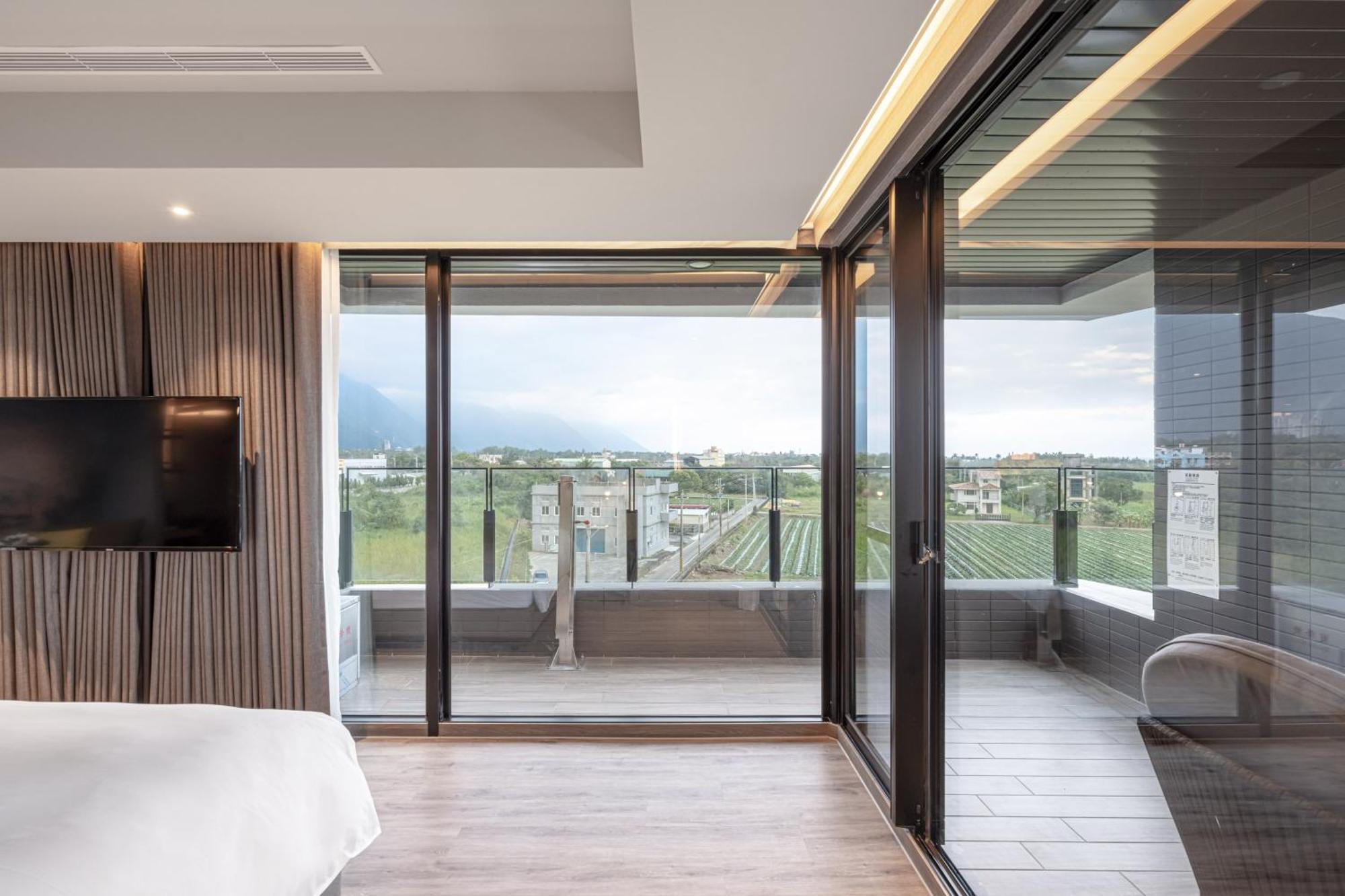 Lakeshore Hotel Hualien Taroko Shunan 部屋 写真 A sliding door