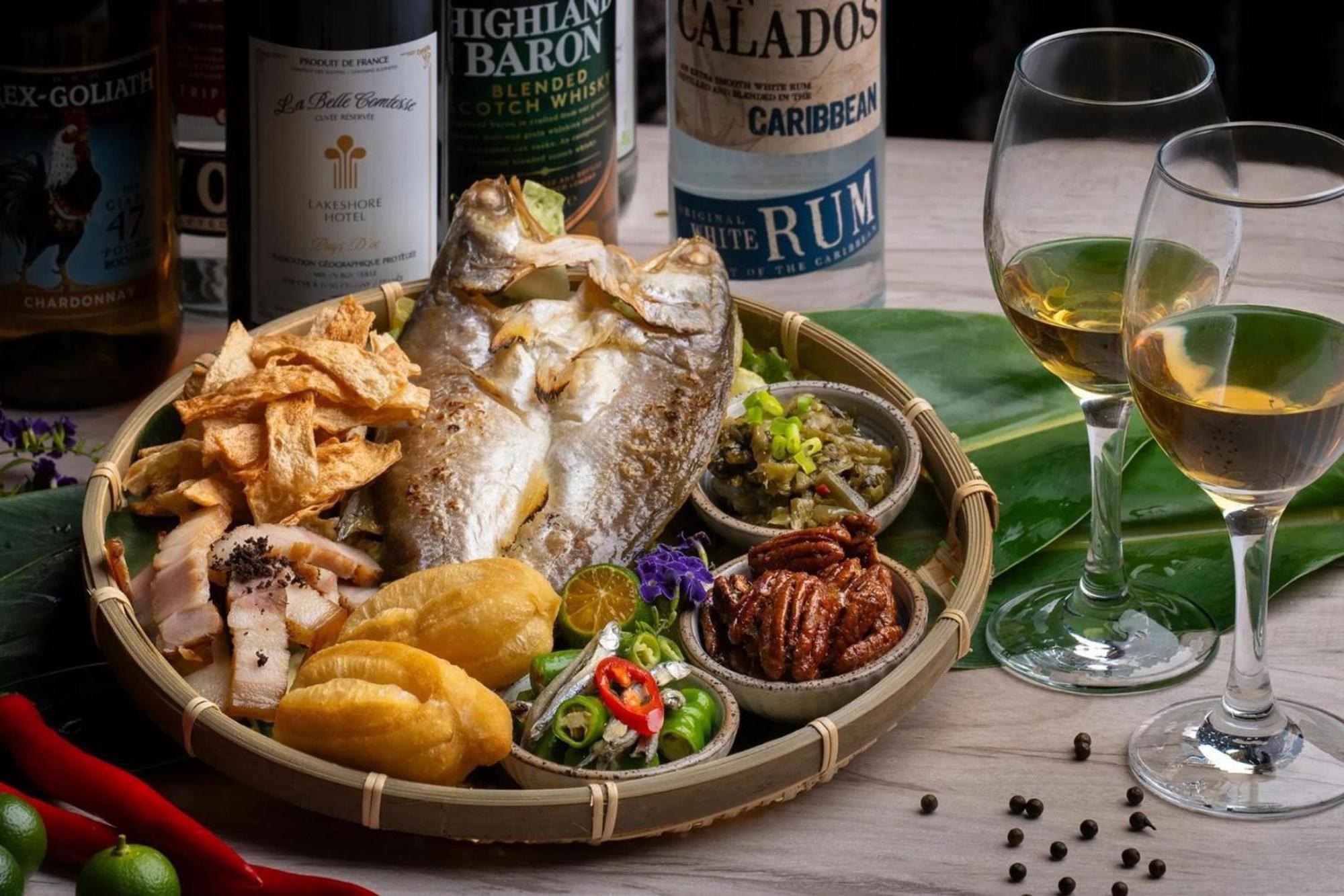 Lakeshore Hotel Hualien Taroko Shunan エクステリア 写真 A whole pompano served with a selection of condiments